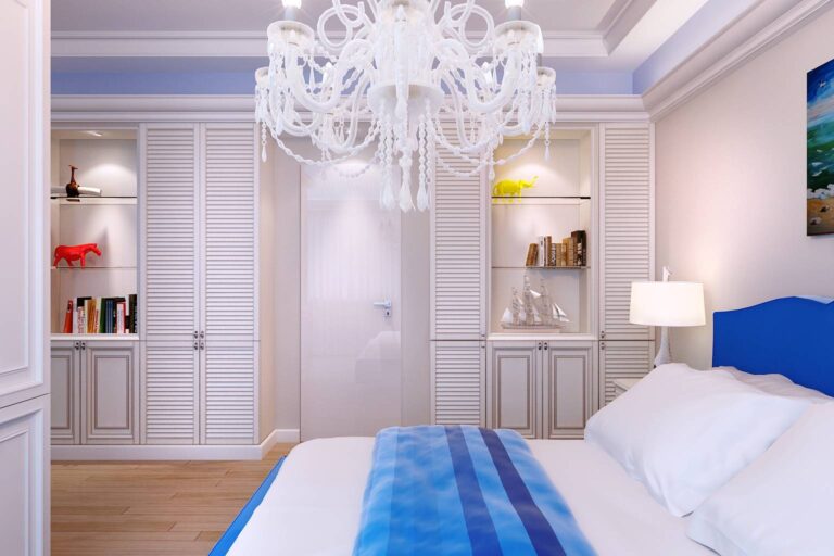 Яркие синие вставки в дизайне детской для мальчика