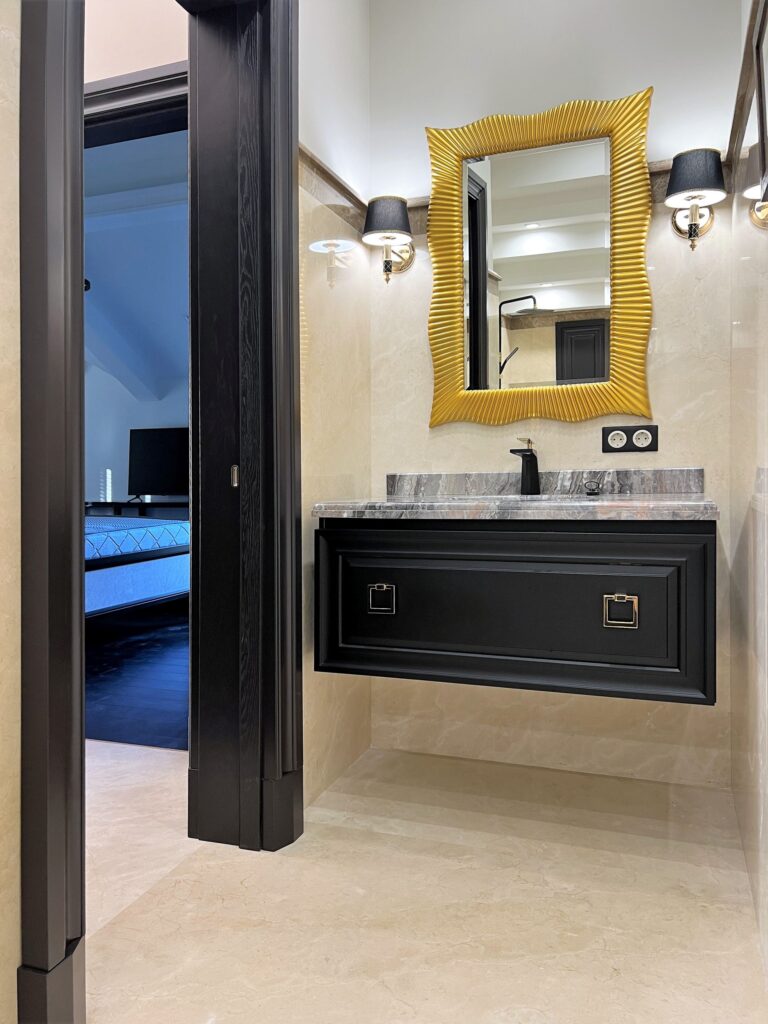 Дизайн ванной комнаты с золотистым зеркалом