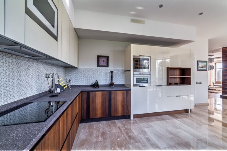 Кухни с глянцевым шкафом цвета слоновой кости со встроенной техникой