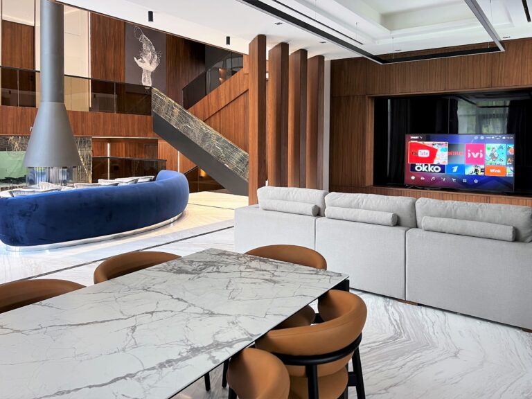 Современный ремонт в большой гостиной частного дома