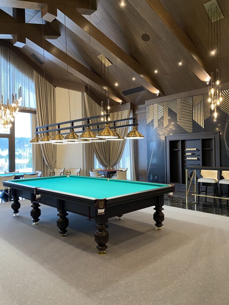 Деревянная отделка стен в бильярдной