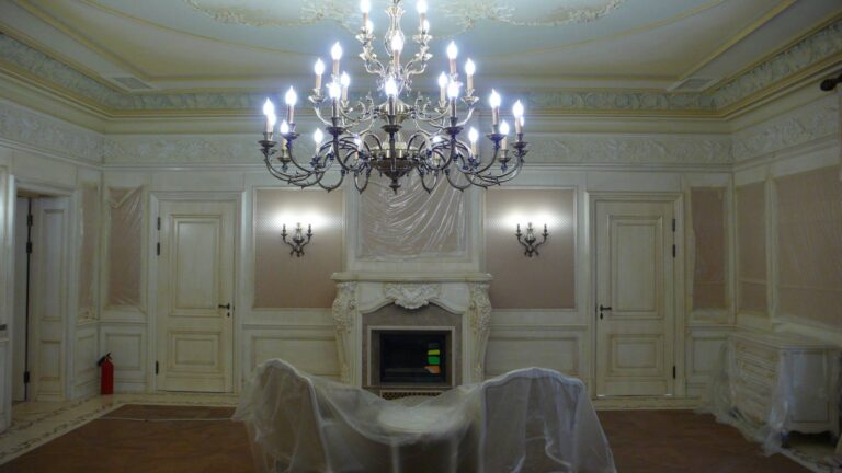 Завершенное оформление гостиной с белыми деревянными панелями