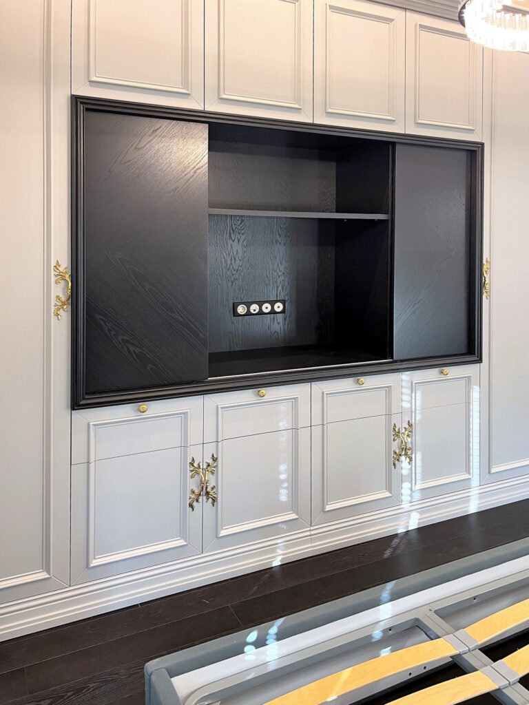 Дизайн спальни с черно-белым шкафом