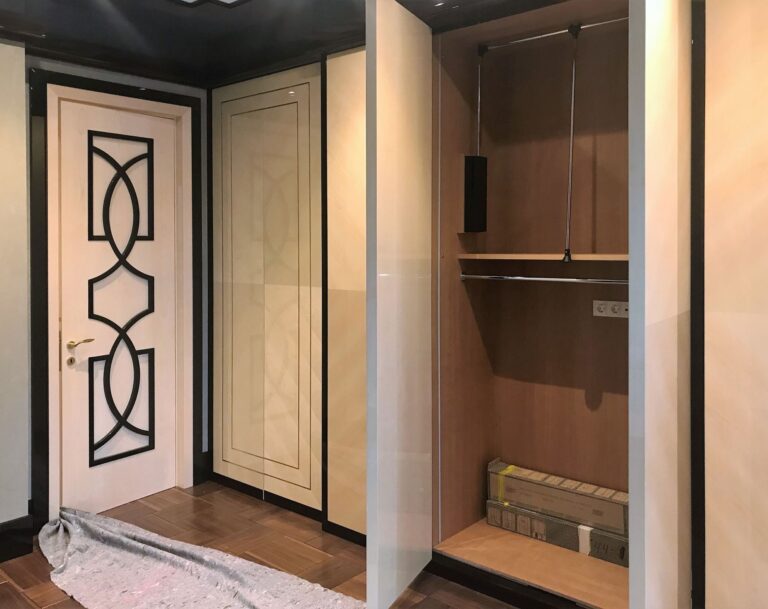 Гардеробный шкаф с 2 распашными дверями