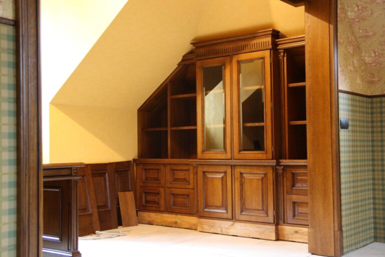 Ремонт мансардного помещения со скошенной витриной из дерева