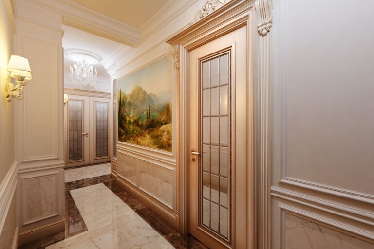 Классическое оформление прихожей с резными светильниками