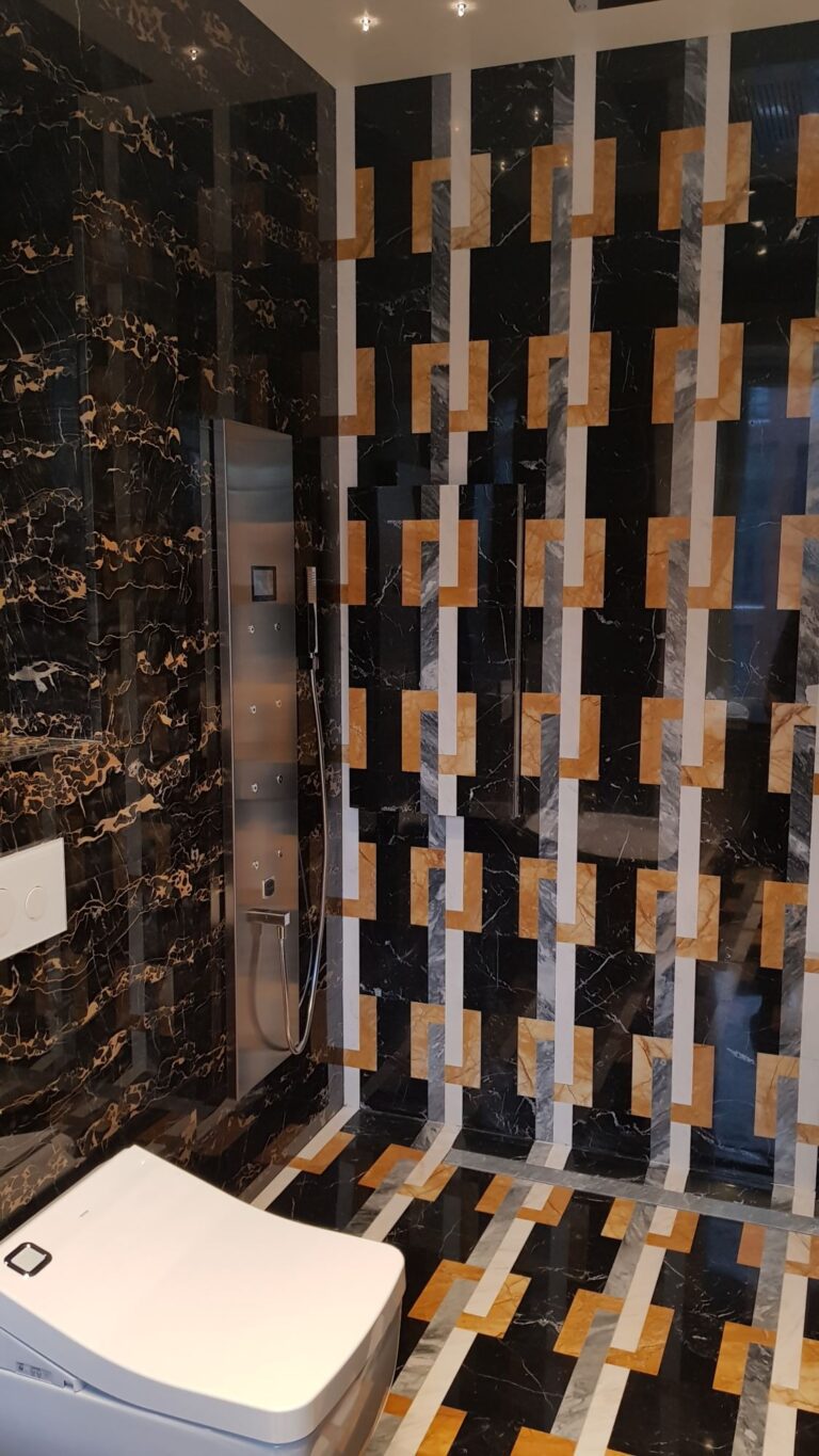 Санузел с инкрустированным мраморным орнаментом