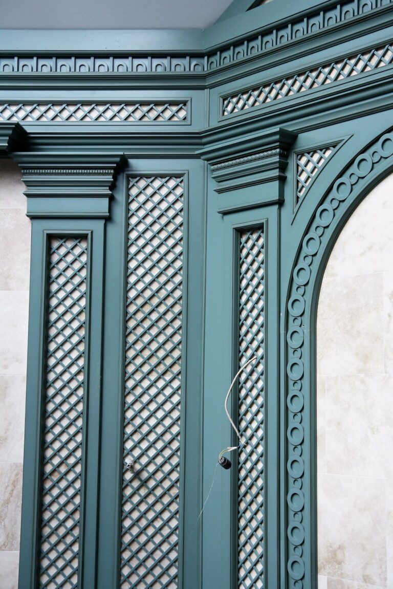 Ажурные стеновые панели цвета голубой ели в обустройстве прихожей