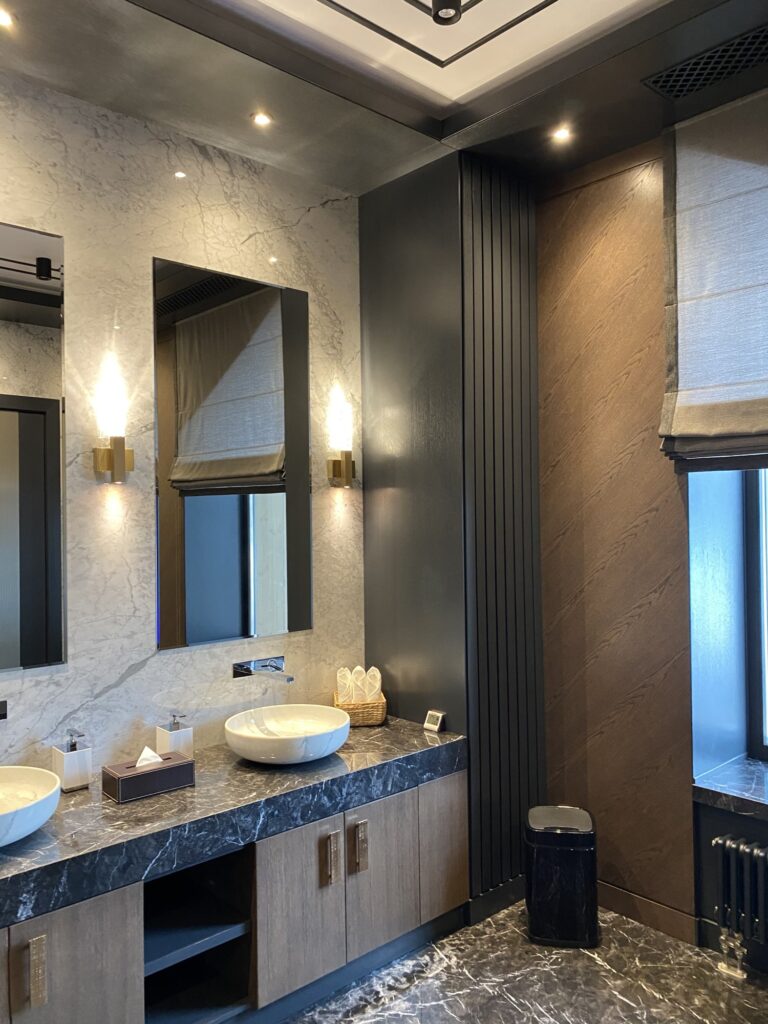 Дизайн интерьера санузла в большом доме