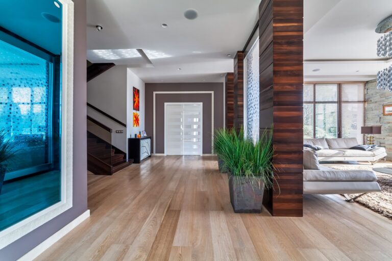 Прихожая с полосатыми белыми глянцевыми дверями