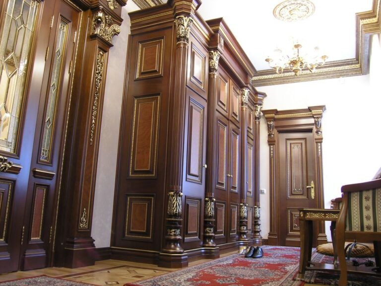 Элитный ремонт комнаты с отделкой резным деревом