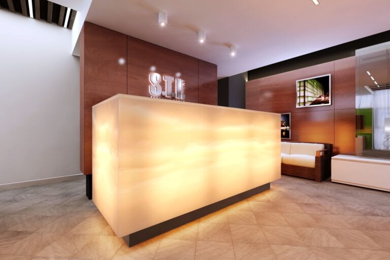 Стеклянная стойка ресепшен в современном интерьере офиса