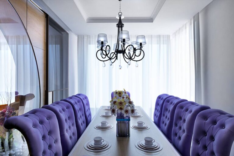 Фиолетовый дизайн интерьера столовой