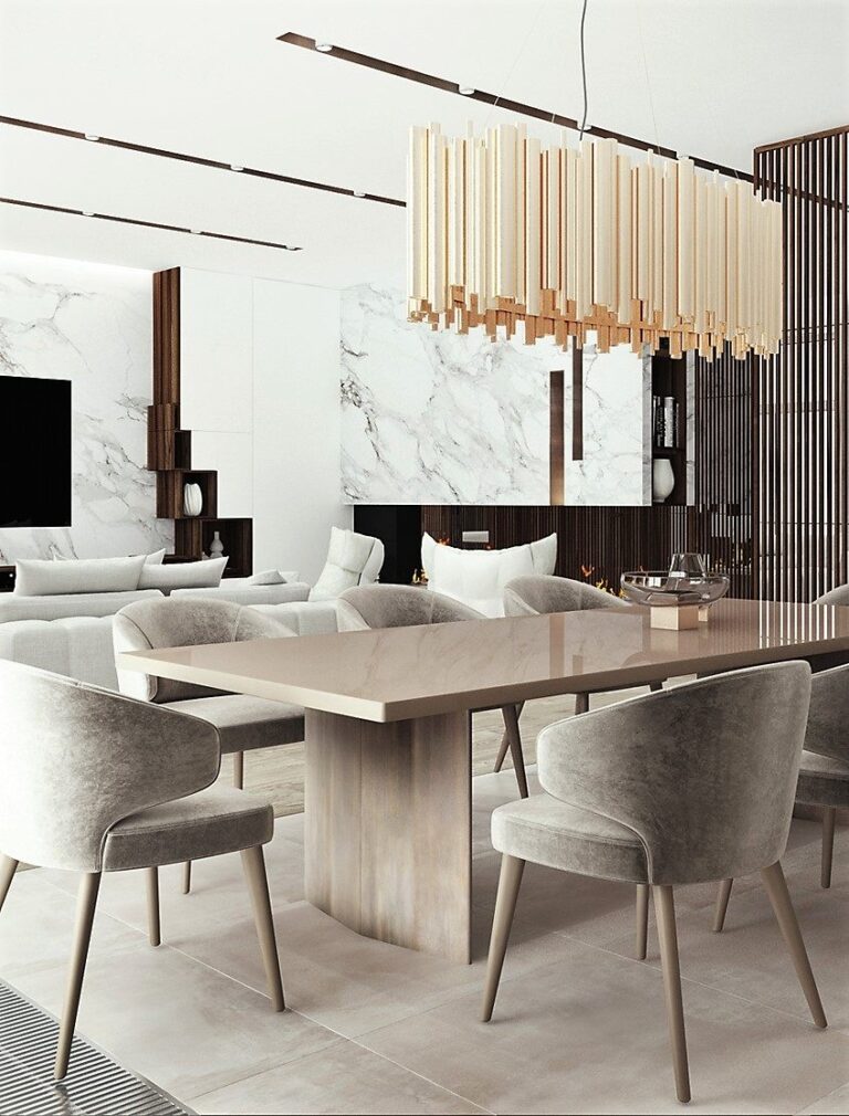 Бежевая обеденная зона с большой позолоченной люстрой