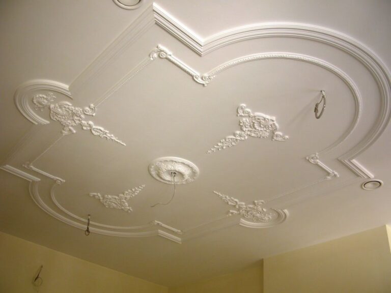 Потолочный молдинг и лепнина после ремонта в загородном доме