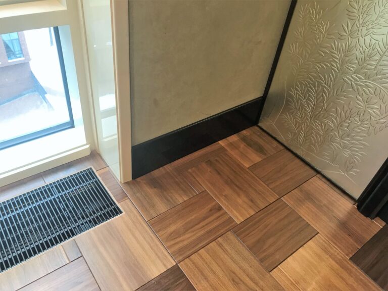 Паркетный пол со встроенной вентиляционной решеткой