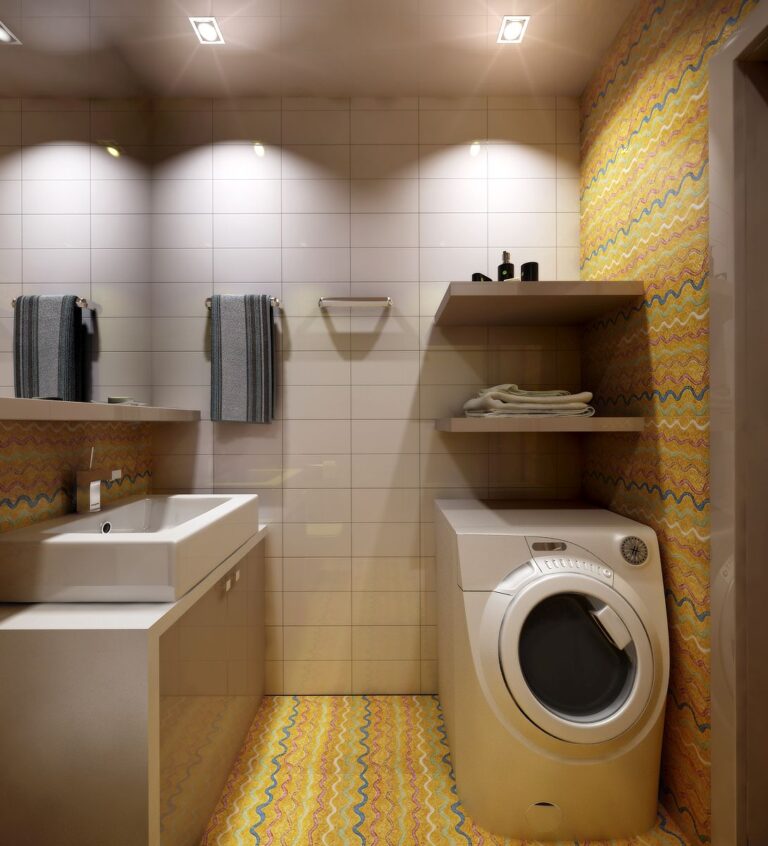 Глянцевые карамельные полки в оформлении светлого санузла