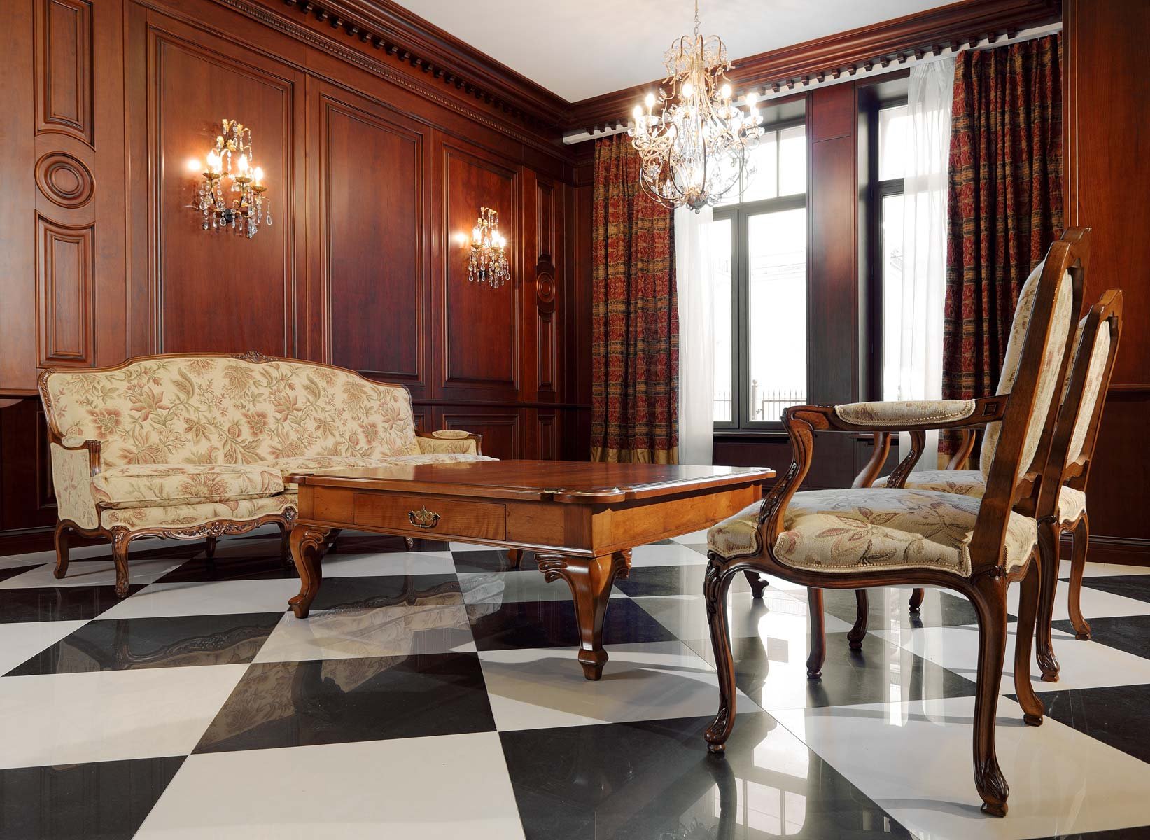 Классический интерьер холла в офисном центре