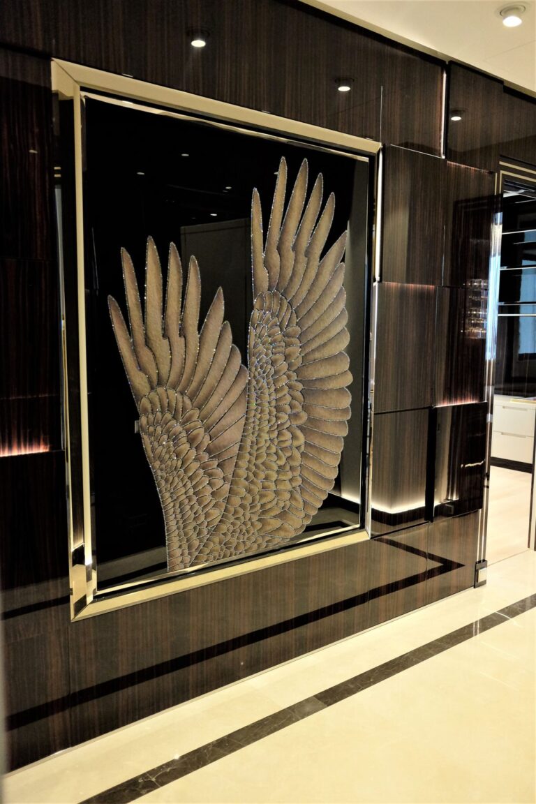 Холл с декоративной настенной панелью в отделке стразами