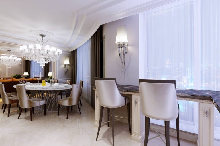 Фото светлого интерьера столовой с темными шторами