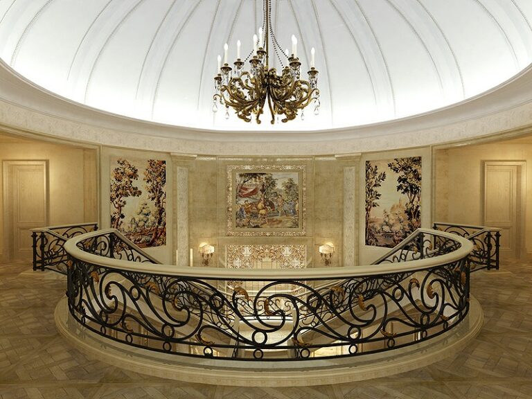 Интерьер второго этажа коттеджа с черными коваными перилами