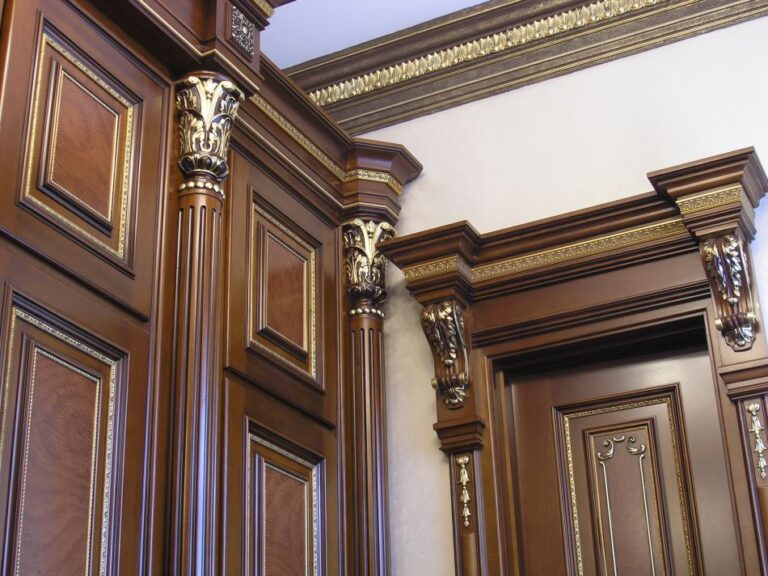 Деревянные элементы с позолотой в оформлении дома после ремонта