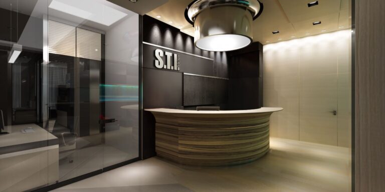 Интерьер офиса с полукруглой стойкой ресепшен