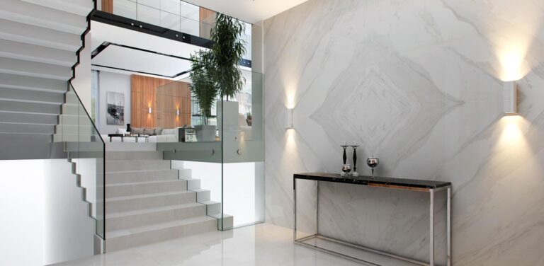 Холл в доме в белом цвете