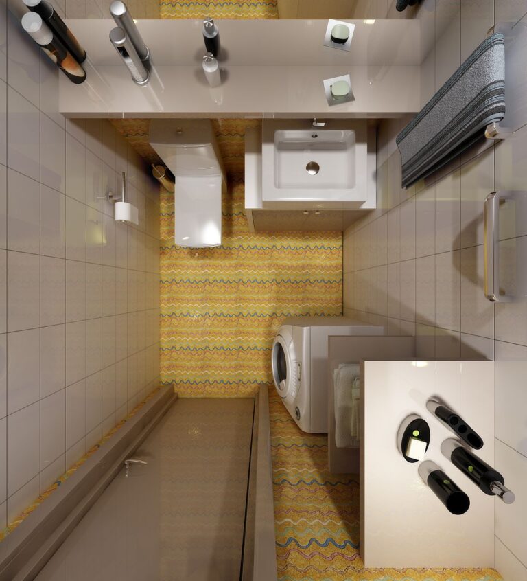 Сочетание белой плитки и желтой керамики в дизайне санузла