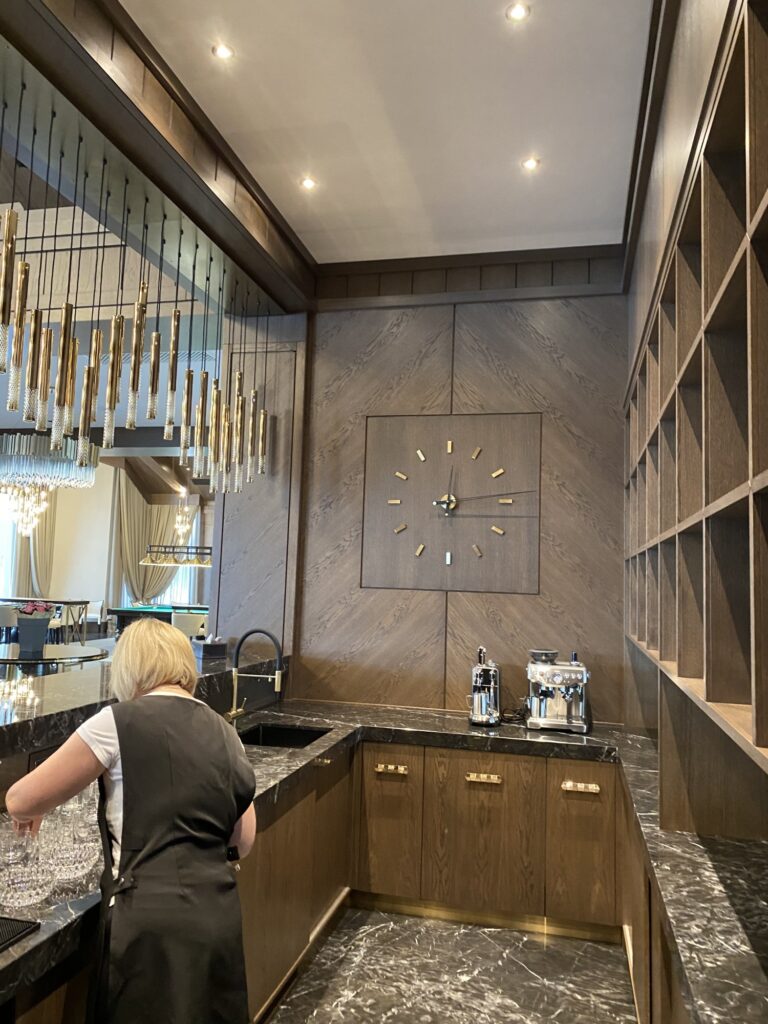 Интерьер бара с эксклюзивной отделкой массивом