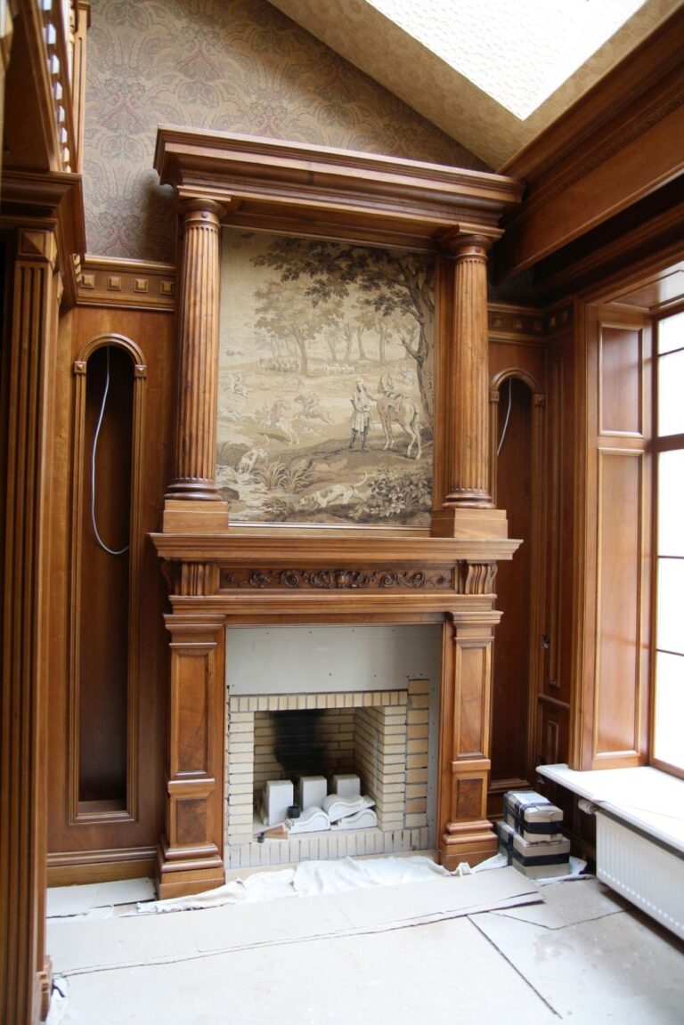 Завершенная отделка камина с художественной росписью