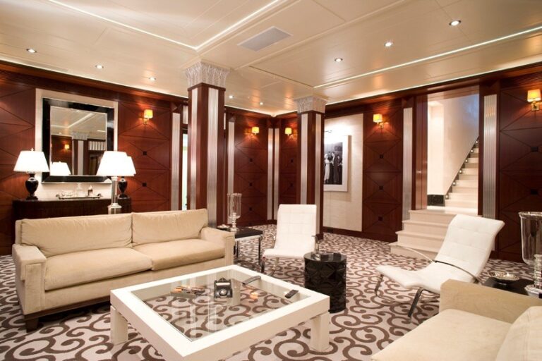 Элитное коричневое дерево в уютном дизайне гостиной