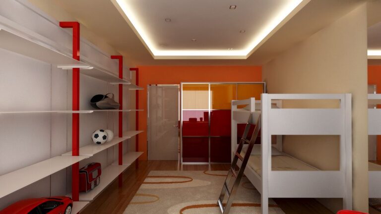 Пристенные стеллажи с яркими вставками в интерьере детской