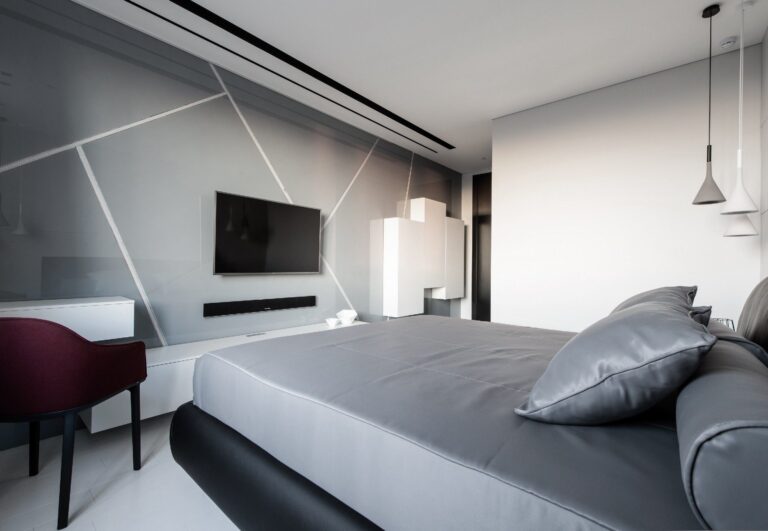Серо-белая спальня с декоративными глянцевыми панелями