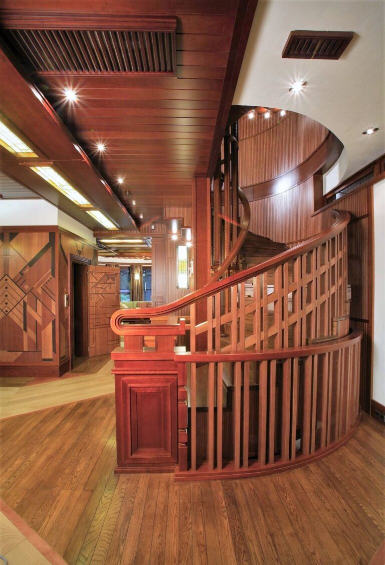 Вентиляционные решетки и круглые споты в дизайне комбинированного белого и темно-орехового потолка