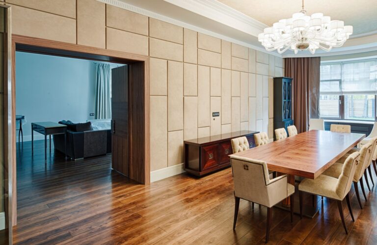 Столовая с золотисто-ореховым паркетом