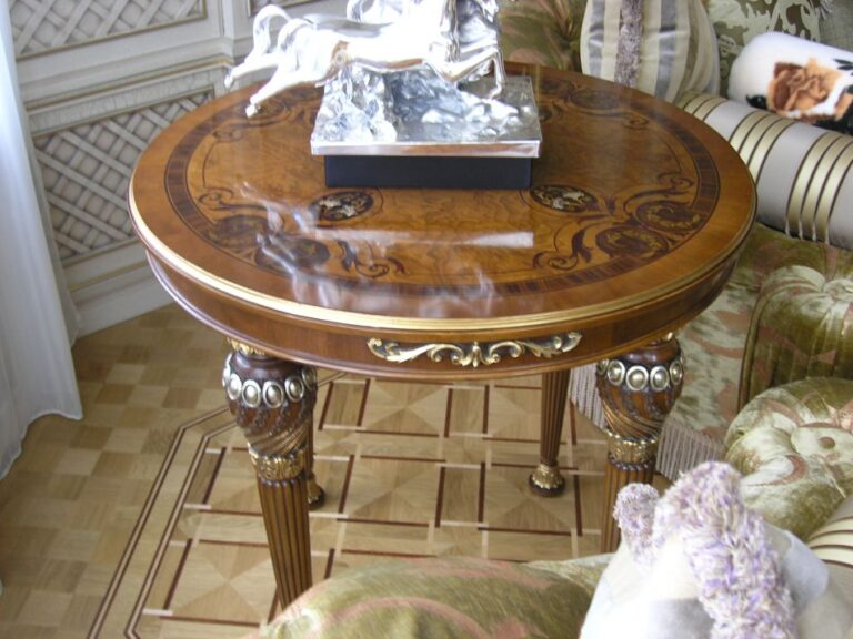 Отремонтированная гостиная с круглым узорным столиком