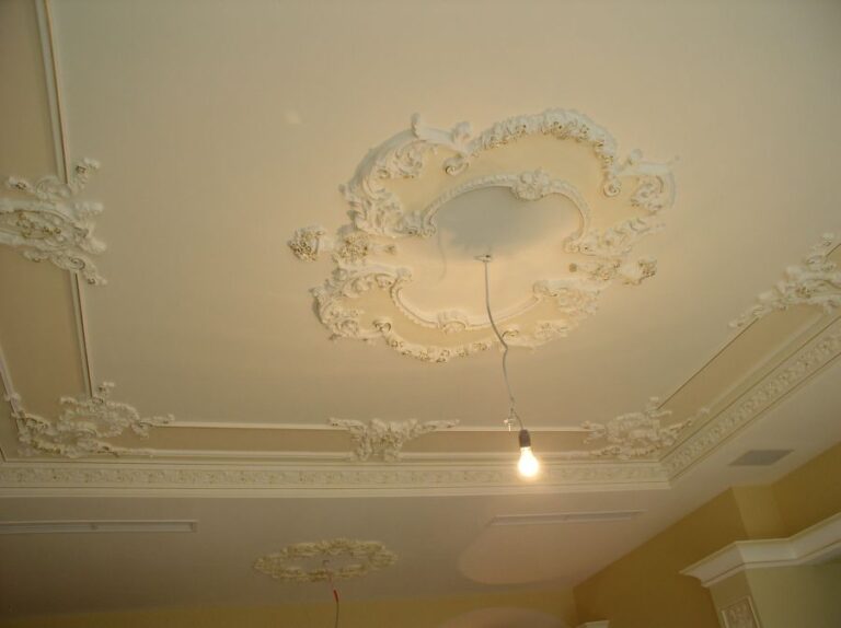 Реальный дизайн квартиры с лепным потолочным декором