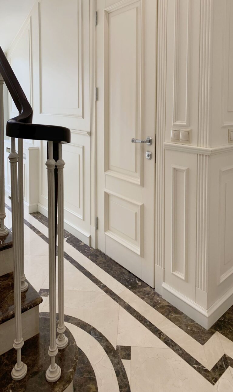 Дизайн холла с белыми шкафами