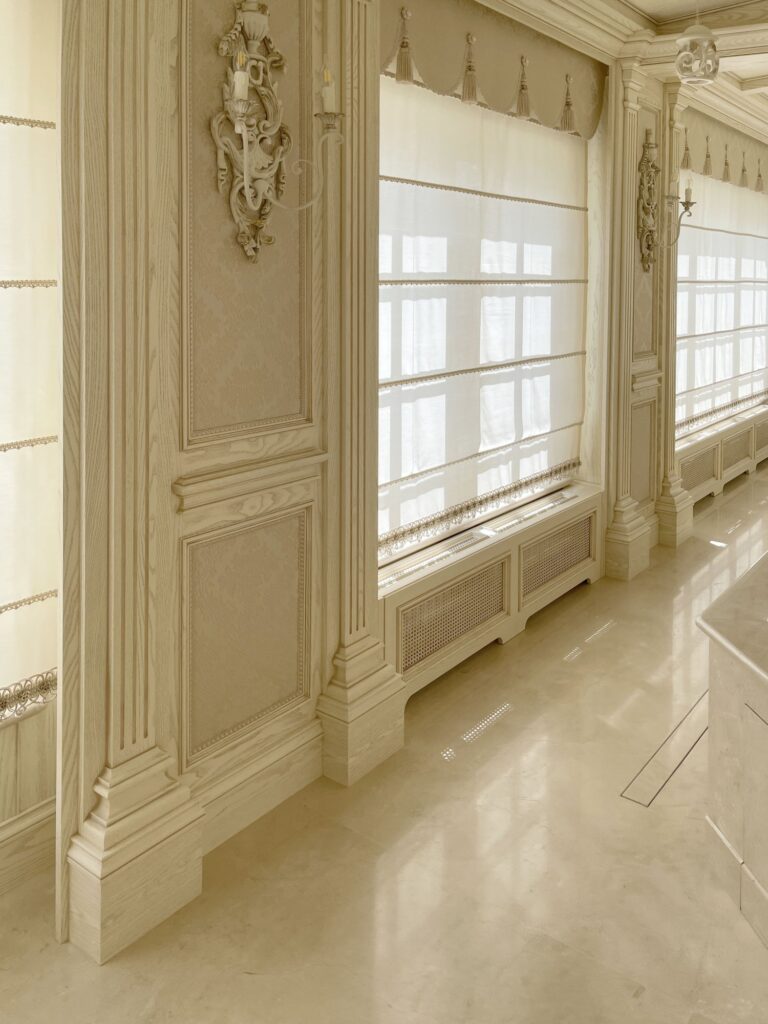 Интерьер ванной с кессонными стенами