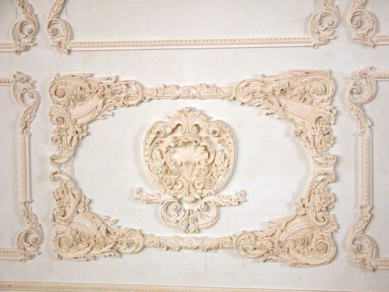 Ремонт дома с изящной лепниной на стенах