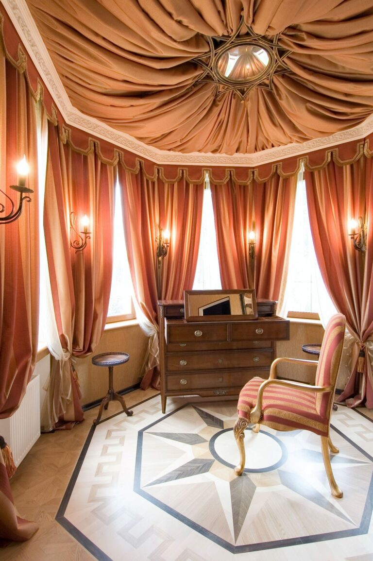 Выгнутая стена с большими окнами в дизайне столовой