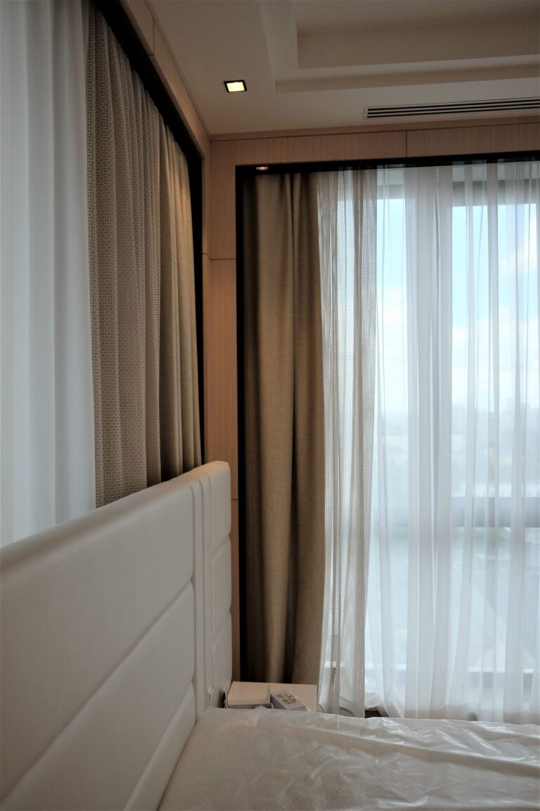 Белый тюль и песочные шторы в оформлении панорамных окон