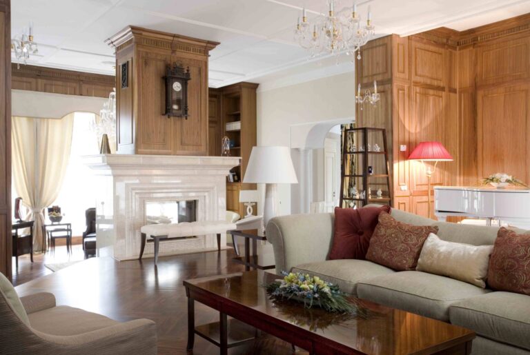 Сочетание белого и светло-коричневого в оформлении гостиной