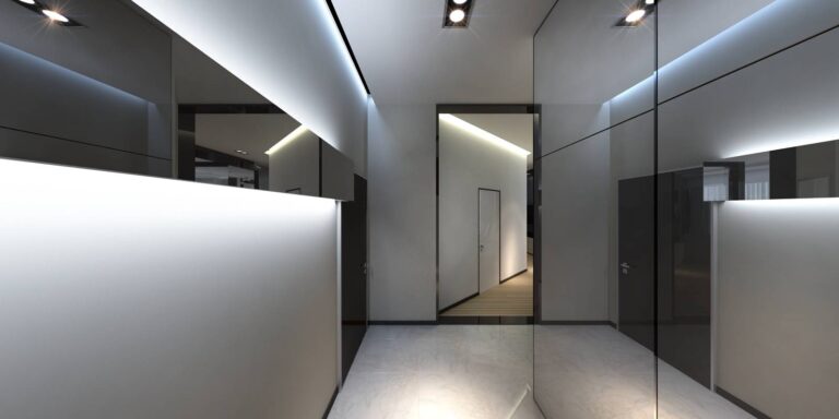 Интерьер коридора-прихожей с зеркальными вставками с двух сторон