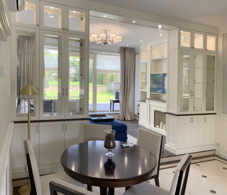 Белая мебель в оформлении столовой-гостиной