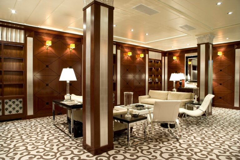 Элитный дизайн гостиной с опорами-колоннами с резьбой