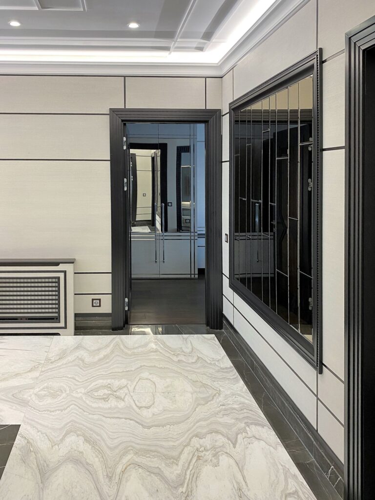 Темные и светлые цвета в контрастном интерьере холла