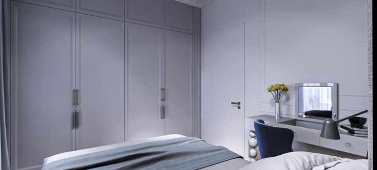 Интерьер спальни с большими распашными шкафами во всю стену