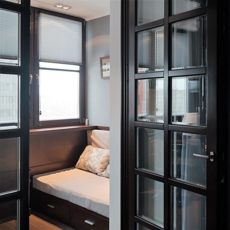 Застекленные двери в отделке интерьера балкона